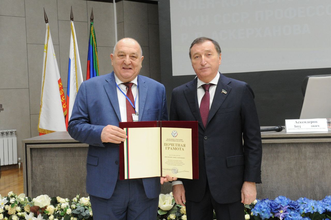 В ходе мероприятия спикер парламента Заур Аскендеров вручил награды Народного Собрания специалистам крупнейших медицинских центров нашей страны В ходе мероприятия спикер парламента Заур Аскендеров вручил награды Народного Собрания специалистам крупнейших медицинских центров нашей страны