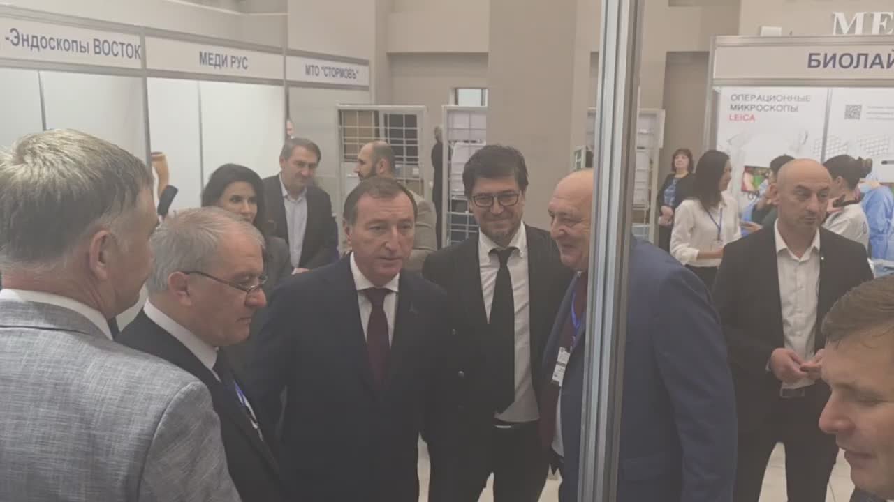 Заур Аскендеров осмотрел выставку достижений современных медицинских технологий