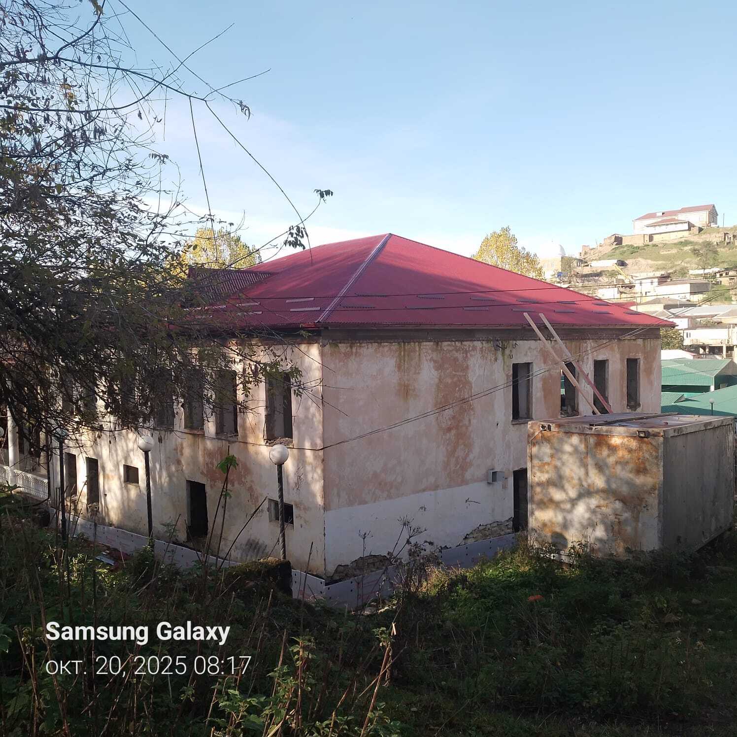 Глава Дахадаевского района Магомед Абдулкадиров проверил ход капитальной реконструкции районной библиотеки по федеральной программе