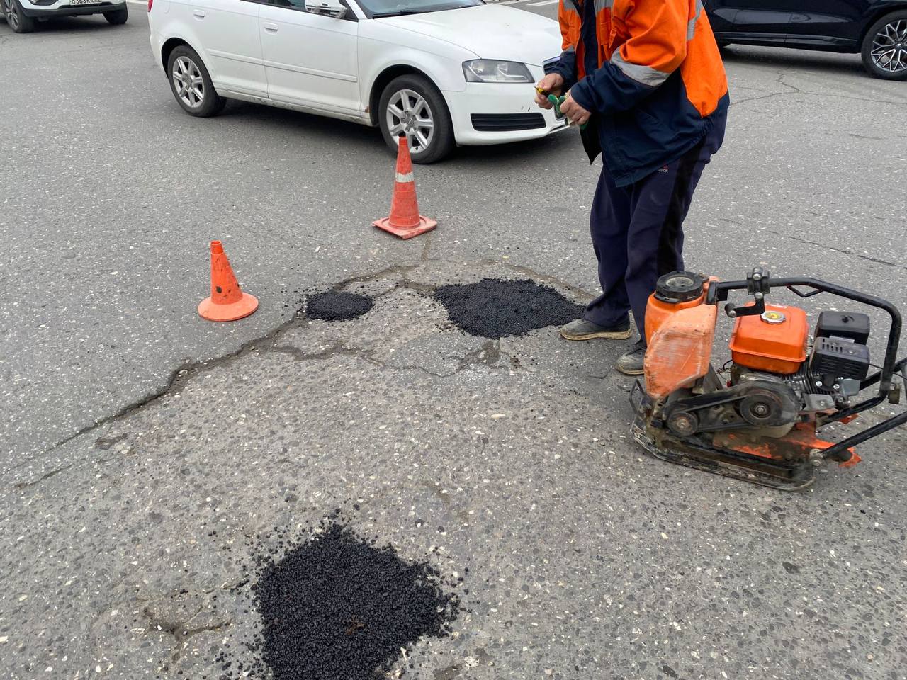 В Махачкале продолжается ямочный ремонт дорог В Махачкале продолжается ямочный ремонт дорог