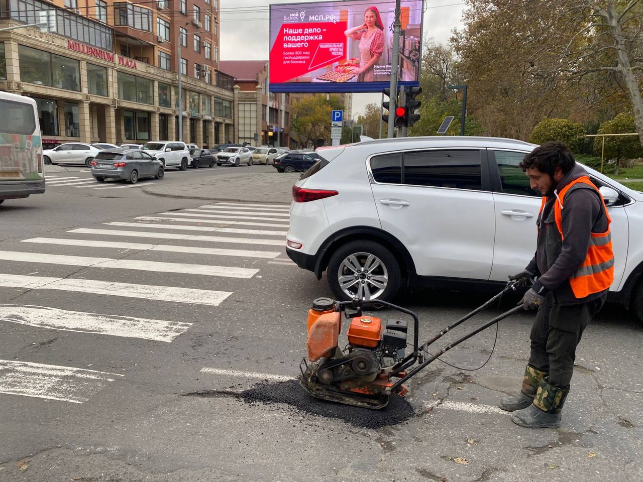 В Махачкале продолжается ямочный ремонт дорог В Махачкале продолжается ямочный ремонт дорог