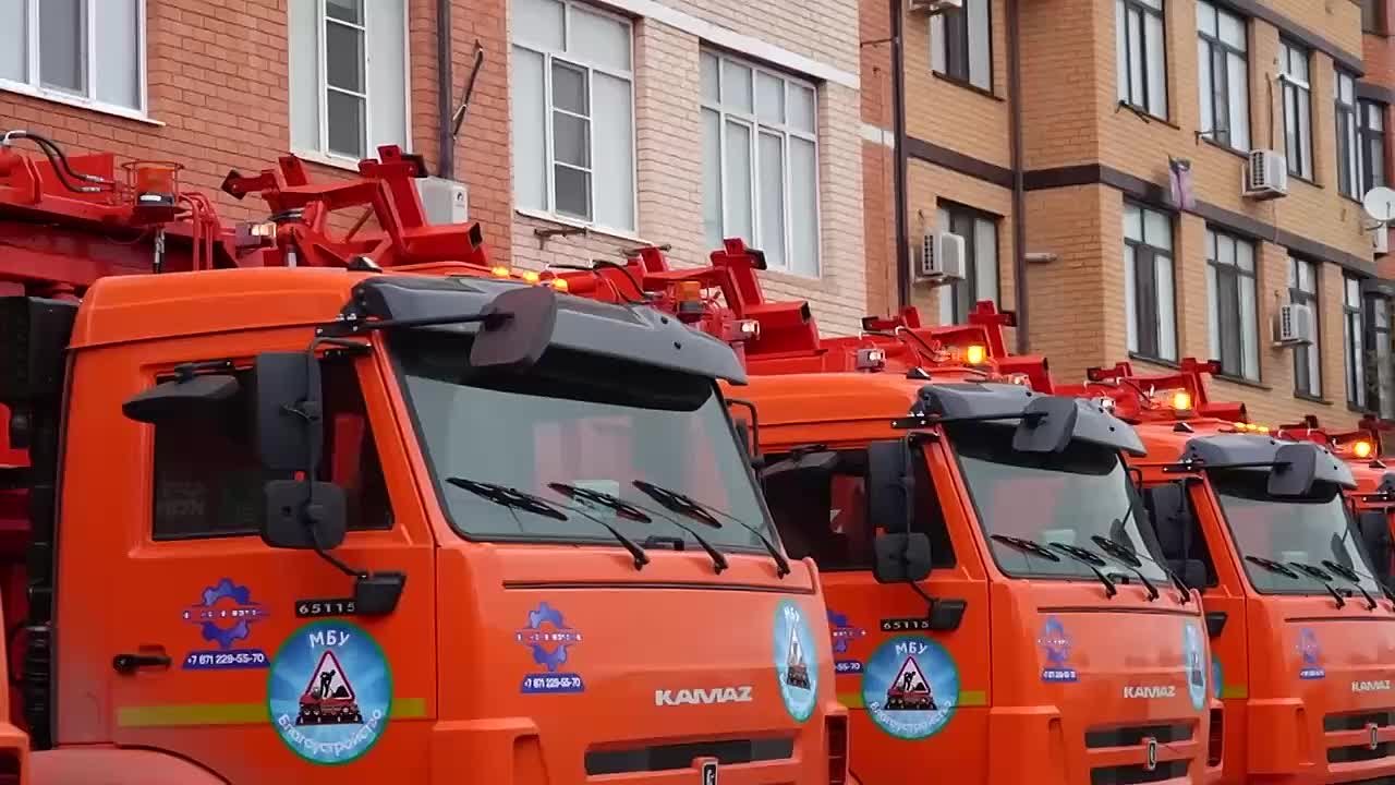 Мэр Махачкалы Джамбулат Салавов проинспектировал новые мусоровозы, поступившие в автопарк городского предприятия «Благоустройство»