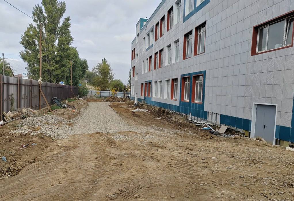 Новый блок-пристройка к школе в поселке Н. Хушет Махачкалы: активная часть работ на прилегающей территории Новый блок-пристройка к школе в поселке Н. Хушет Махачкалы: активная часть работ на прилегающей территории