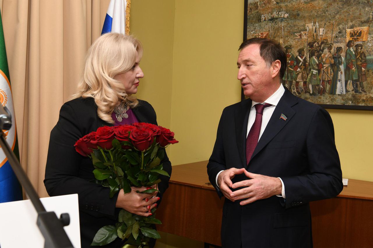 Заур Аскендеров наградил отличившихся работников музея Почетными грамотами Народного Собрания РД, Благодарственными письмами Председателя Народного Собрания РД и памятными именными часами Председателя Народного Собрания РД Заур Аскендеров наградил отличившихся работников музея Почетными грамотами Народного Собрания РД, Благодарственными письмами Председателя Народного Собрания РД и памятными именными часами Председателя Народного Собрания РД