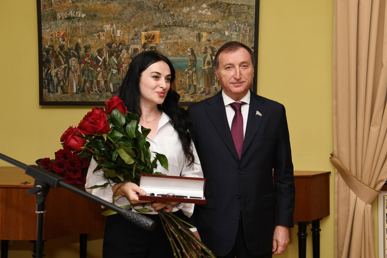 Заур Аскендеров наградил отличившихся работников музея Почетными грамотами Народного Собрания РД, Благодарственными письмами Председателя Народного Собрания РД и памятными именными часами Председателя Народного Собрания РД Заур Аскендеров наградил отличившихся работников музея Почетными грамотами Народного Собрания РД, Благодарственными письмами Председателя Народного Собрания РД и памятными именными часами Председателя Народного Собрания РД