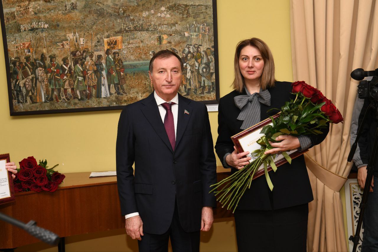 Заур Аскендеров наградил отличившихся работников музея Почетными грамотами Народного Собрания РД, Благодарственными письмами Председателя Народного Собрания РД и памятными именными часами Председателя Народного Собрания РД Заур Аскендеров наградил отличившихся работников музея Почетными грамотами Народного Собрания РД, Благодарственными письмами Председателя Народного Собрания РД и памятными именными часами Председателя Народного Собрания РД