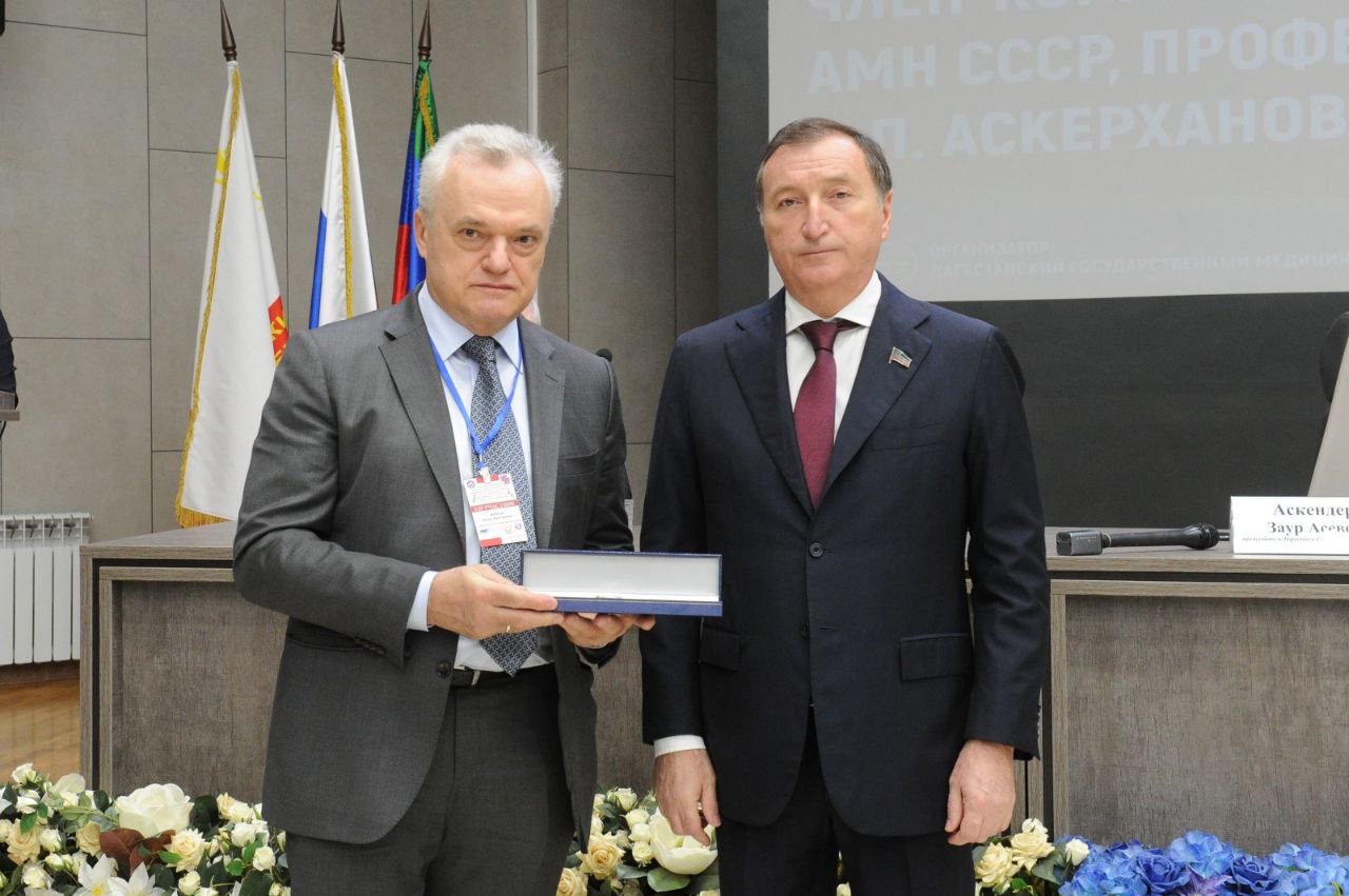 В ходе мероприятия спикер парламента Заур Аскендеров вручил награды Народного Собрания специалистам крупнейших медицинских центров нашей страны