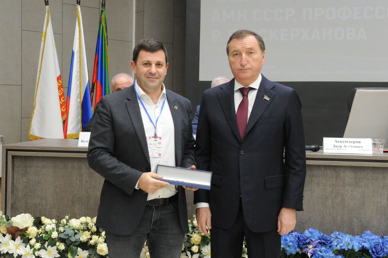 В ходе мероприятия спикер парламента Заур Аскендеров вручил награды Народного Собрания специалистам крупнейших медицинских центров нашей страны В ходе мероприятия спикер парламента Заур Аскендеров вручил награды Народного Собрания специалистам крупнейших медицинских центров нашей страны