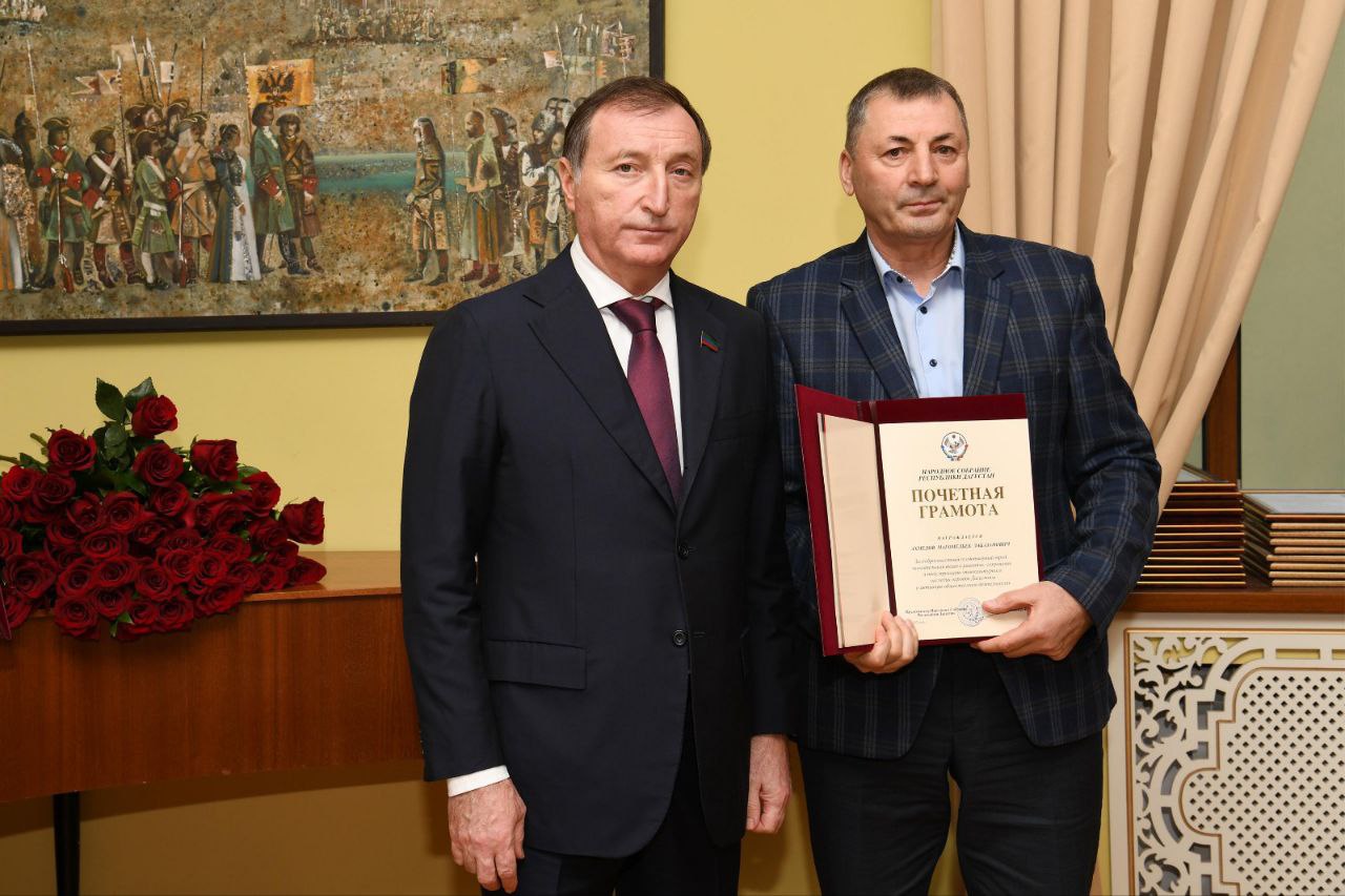 Заур Аскендеров наградил отличившихся работников музея Почетными грамотами Народного Собрания РД, Благодарственными письмами Председателя Народного Собрания РД и памятными именными часами Председателя Народного Собрания РД Заур Аскендеров наградил отличившихся работников музея Почетными грамотами Народного Собрания РД, Благодарственными письмами Председателя Народного Собрания РД и памятными именными часами Председателя Народного Собрания РД