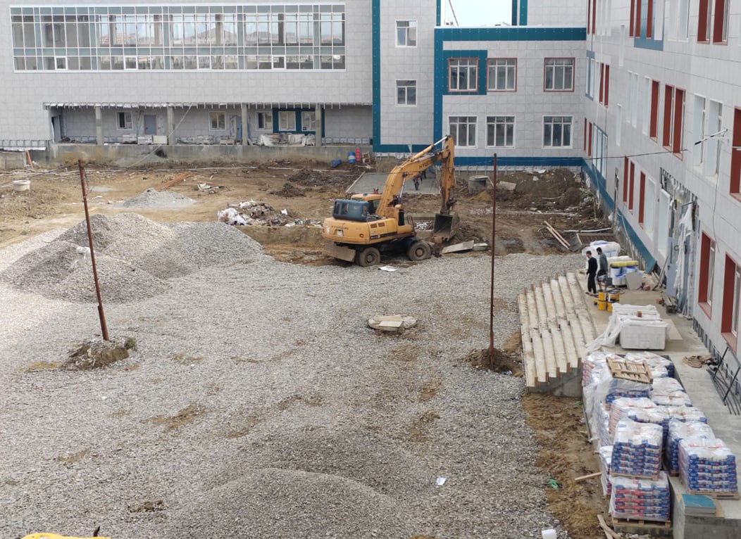 Новый блок-пристройка к школе в поселке Н. Хушет г. Махачкалы: активная часть работ на прилегающей территории