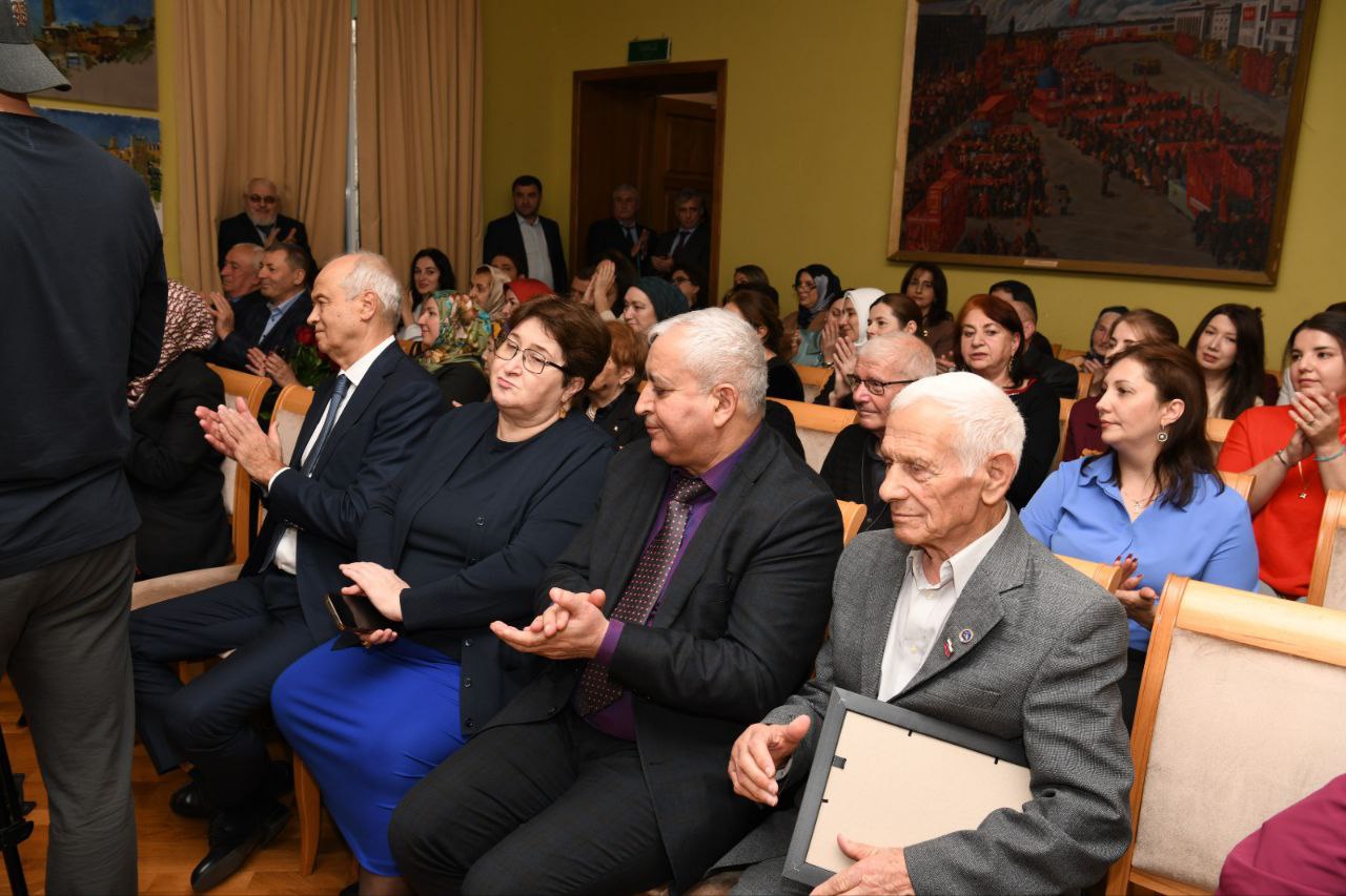 Заур Аскендеров наградил отличившихся работников музея Почетными грамотами Народного Собрания РД, Благодарственными письмами Председателя Народного Собрания РД и памятными именными часами Председателя Народного Собрания РД Заур Аскендеров наградил отличившихся работников музея Почетными грамотами Народного Собрания РД, Благодарственными письмами Председателя Народного Собрания РД и памятными именными часами Председателя Народного Собрания РД