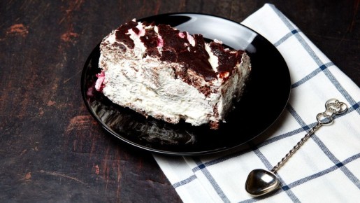 Приготовите изумительный шоколадный торт за 5 минут: нежный десерт без сахара и муки