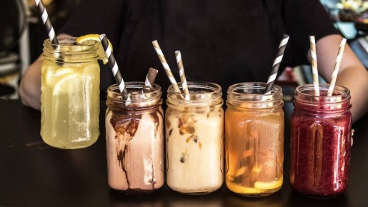 Напитки подают с двумя соломинками не просто так: вот что делают с их помощью