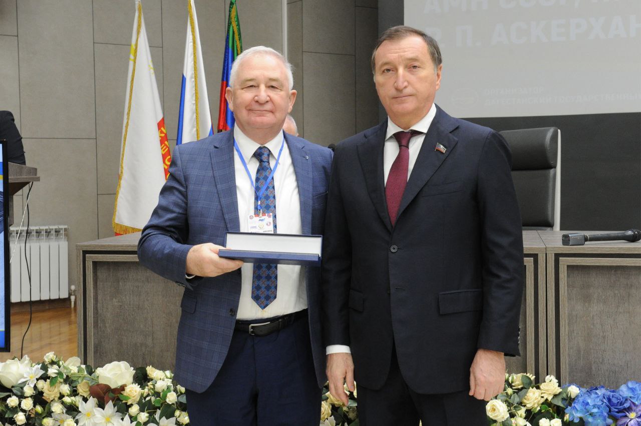 В ходе мероприятия спикер парламента Заур Аскендеров вручил награды Народного Собрания специалистам крупнейших медицинских центров нашей страны В ходе мероприятия спикер парламента Заур Аскендеров вручил награды Народного Собрания специалистам крупнейших медицинских центров нашей страны