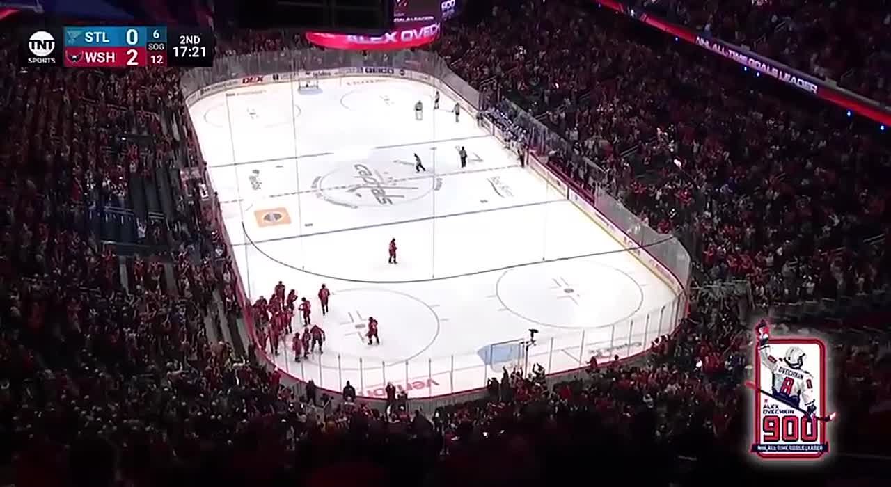 Хоккеист Александр Овечкин первым забросил 900 шайб в регулярных чемпионатах НХЛ