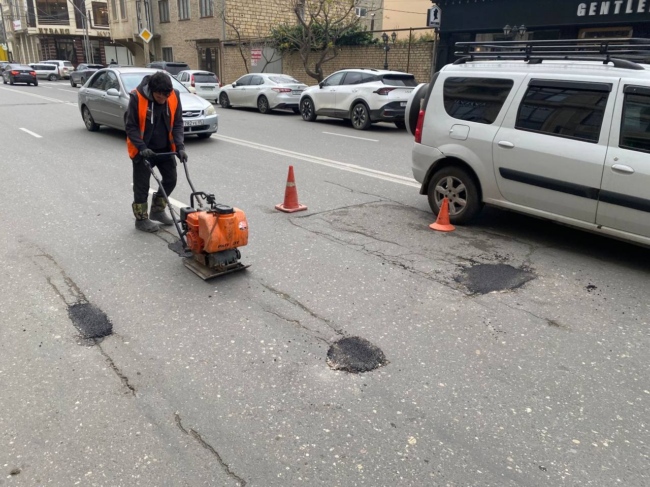 В Махачкале продолжается ямочный ремонт дорог В Махачкале продолжается ямочный ремонт дорог