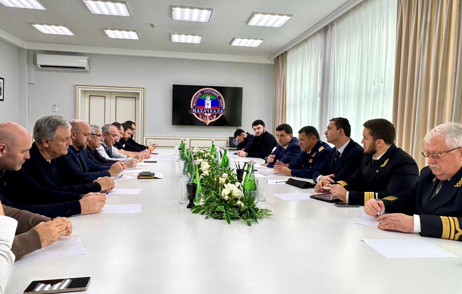 Совещание с участием руководителя Росморречфлота Андрея Тарасенко, заместителя генерального директора ФГУП «Росморпорт» Владимира Аборнева, руководителя Администрации морских портов Каспийского моря Николая Ковалева и... Совещание с участием руководителя Росморречфлота Андрея Тарасенко, заместителя генерального директора ФГУП «Росморпорт» Владимира Аборнева, руководителя Администрации морских портов Каспийского моря Николая Ковалева и...