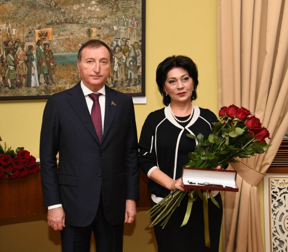 Заур Аскендеров наградил отличившихся работников музея Почетными грамотами Народного Собрания РД, Благодарственными письмами Председателя Народного Собрания РД и памятными именными часами Председателя Народного Собрания РД Заур Аскендеров наградил отличившихся работников музея Почетными грамотами Народного Собрания РД, Благодарственными письмами Председателя Народного Собрания РД и памятными именными часами Председателя Народного Собрания РД