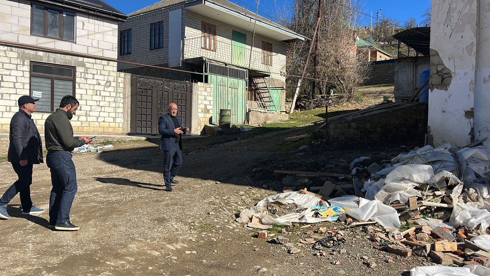 Глава Дахадаевского района Магомед Абдулкадиров проверил ход капитальной реконструкции районной библиотеки по федеральной программе Глава Дахадаевского района Магомед Абдулкадиров проверил ход капитальной реконструкции районной библиотеки по федеральной программе