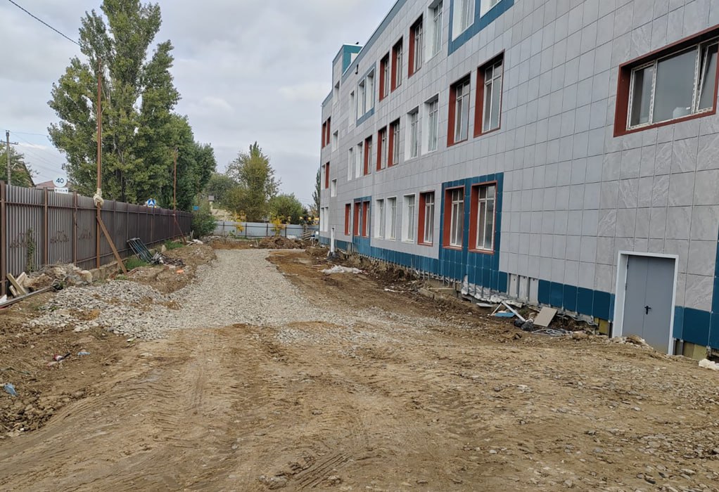 Новый блок-пристройка к школе в поселке Н. Хушет г. Махачкалы: активная часть работ на прилегающей территории Новый блок-пристройка к школе в поселке Н. Хушет г. Махачкалы: активная часть работ на прилегающей территории