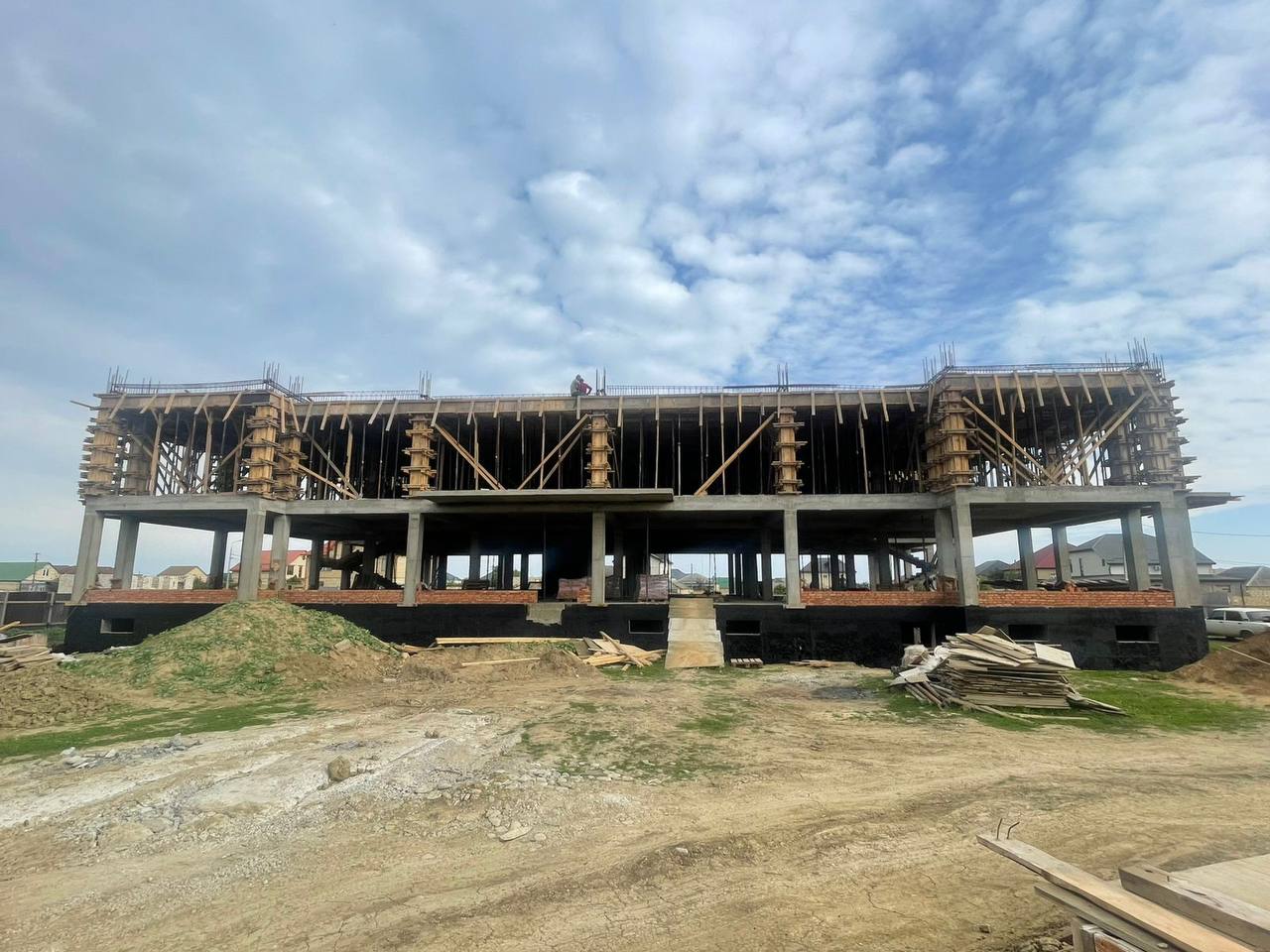 В микрорайоне «Аэропорт» г.Дербента продолжается строительство детского сада на 140 мест