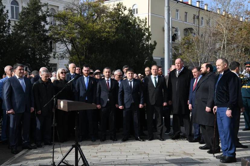 В Махачкале открыли памятник выдающемуся государственному деятелю Джелал-эд-Дину Коркмасову В Махачкале открыли памятник выдающемуся государственному деятелю Джелал-эд-Дину Коркмасову