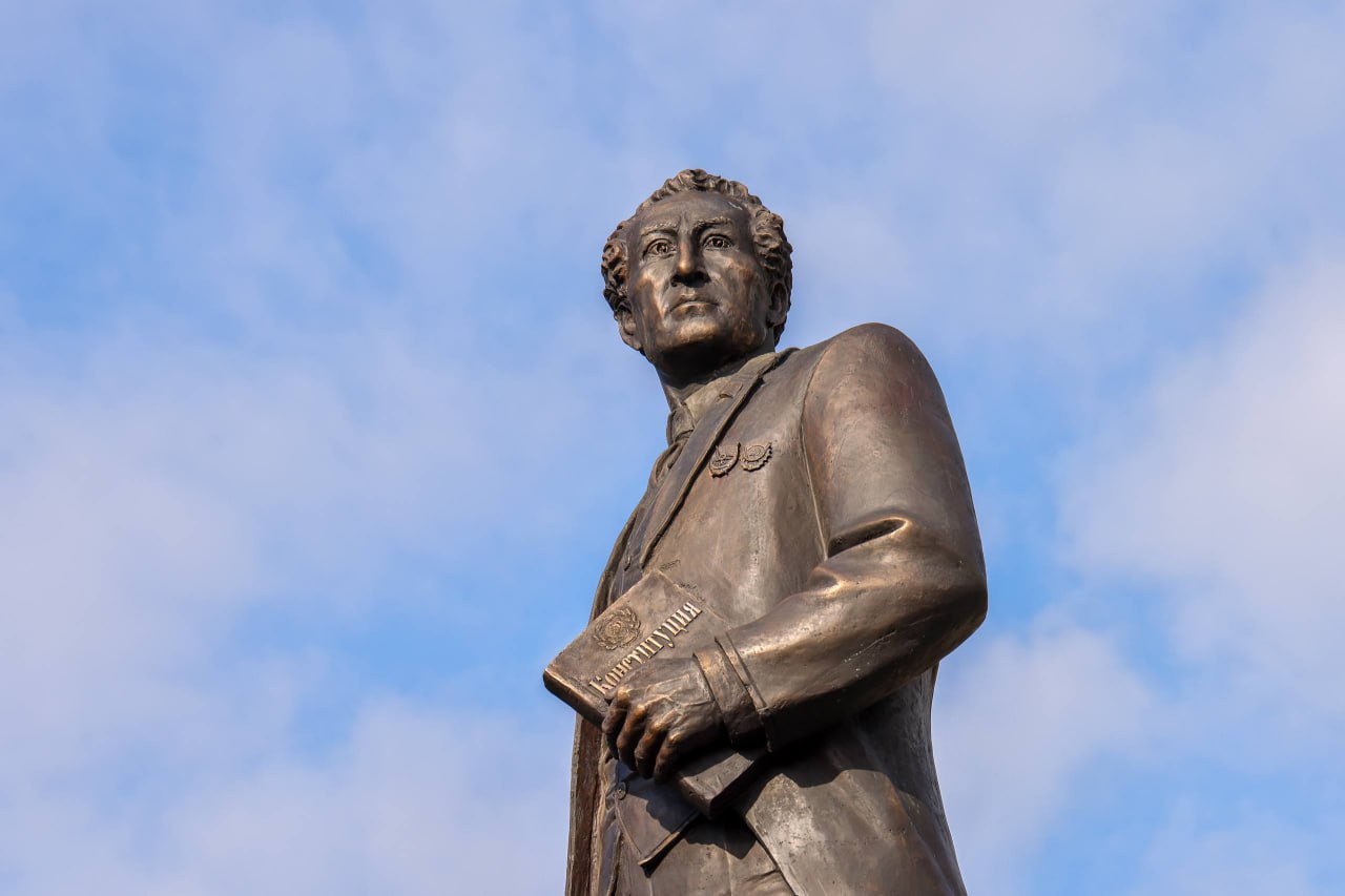 Как создавался памятник Джелал-эд-Дину Коркмасову? Как создавался памятник Джелал-эд-Дину Коркмасову?