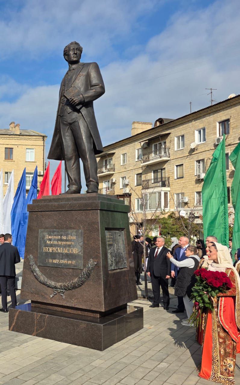 Заур Аскендеров принял участие в открытии памятника Джелал-эд-Дину Коркмасову Заур Аскендеров принял участие в открытии памятника Джелал-эд-Дину Коркмасову