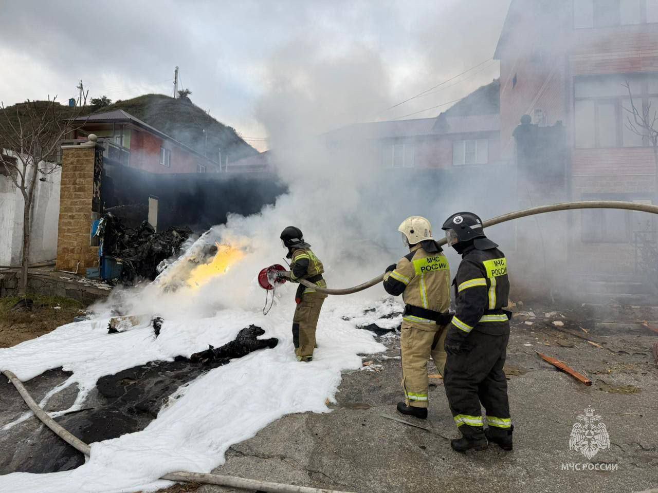 Сотрудники МЧС России работают на месте падения вертолета в Дагестане Сотрудники МЧС России работают на месте падения вертолета в Дагестане