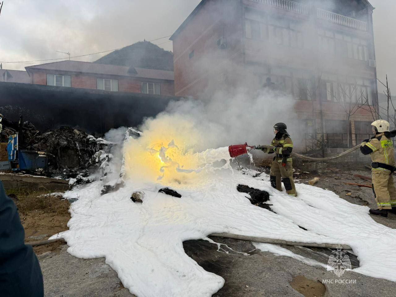 В Дагестане спасатели и медики продолжают ликвидацию последствий крушения вертолёта Ка-226, который упал между посёлком Ачи-Су и городом Избербаш В Дагестане спасатели и медики продолжают ликвидацию последствий крушения вертолёта Ка-226, который упал между посёлком Ачи-Су и городом Избербаш