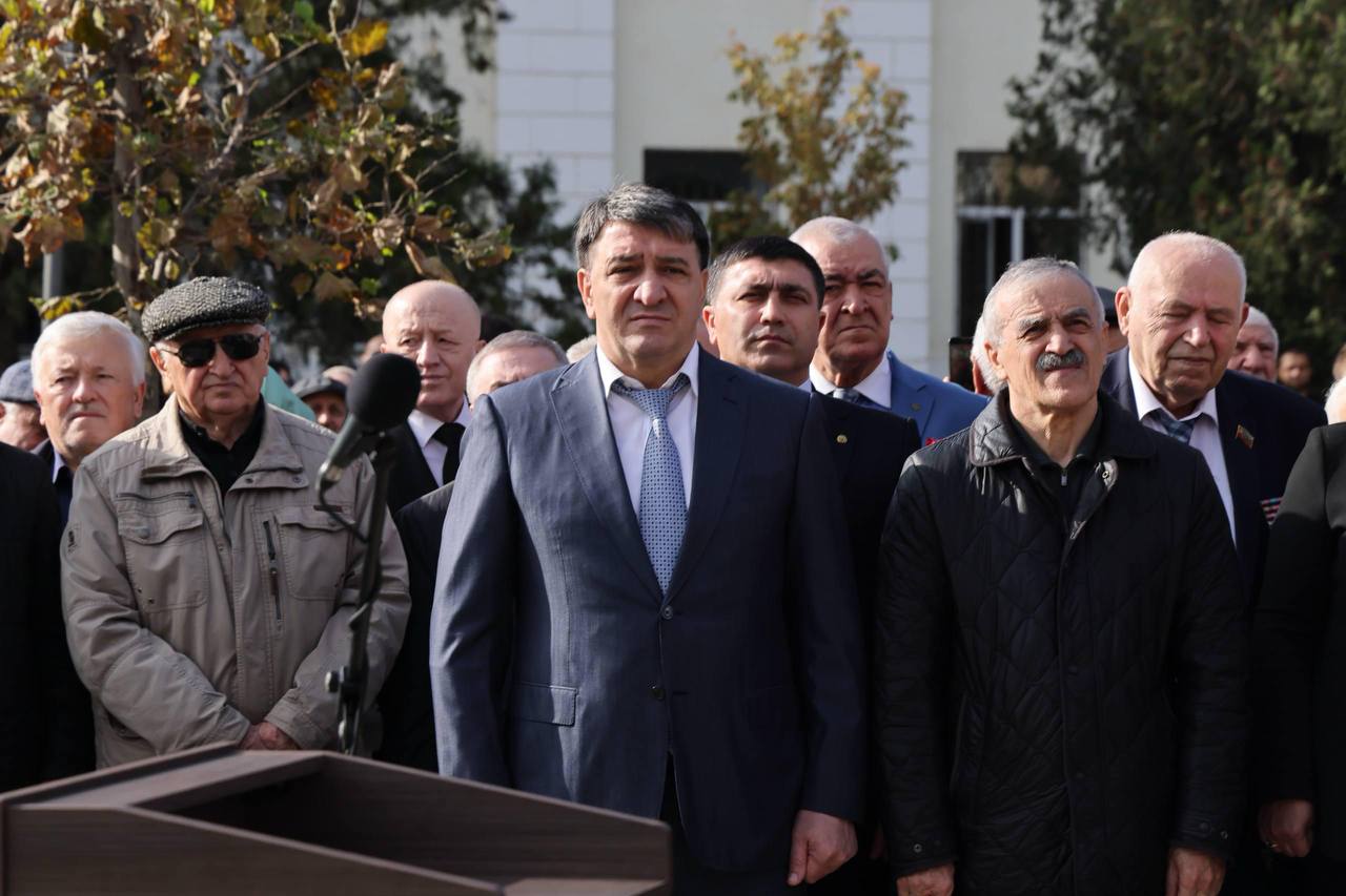 В Махачкале состоялось торжественное открытие памятника выдающемуся государственному и общественному деятелю Джелал-эд-Дину Коркмасову — публицисту, просветителю и автору первой Конституции Дагестанской АССР В Махачкале состоялось торжественное открытие памятника выдающемуся государственному и общественному деятелю Джелал-эд-Дину Коркмасову — публицисту, просветителю и автору первой Конституции Дагестанской АССР