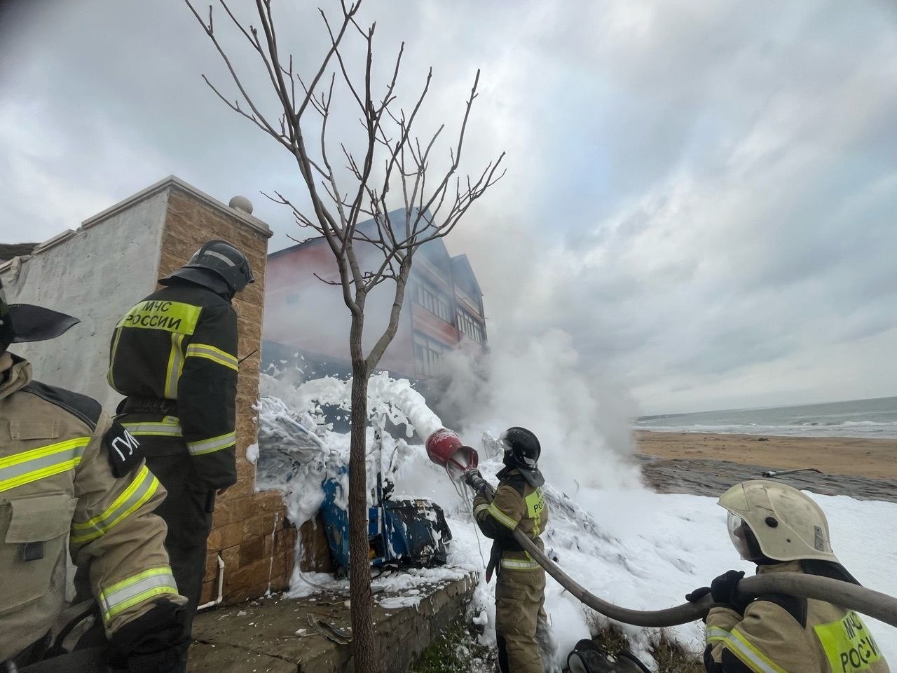 Кадры с места крушения вертолета в Дагестане публикует региональный МЧС