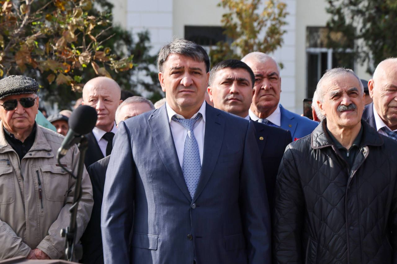 Эмилия Шахабутиновна: На Университетской площади, на улице его имени, открыли памятник Джэлал-эд-Дину Коркмасову — основателю дагестанской государственности, автору первой Конституции ДАССР Эмилия Шахабутиновна: На Университетской площади, на улице его имени, открыли памятник Джэлал-эд-Дину Коркмасову — основателю дагестанской государственности, автору первой Конституции ДАССР