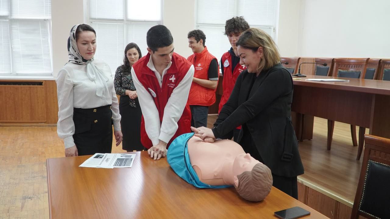 В администрации Каспийска прошли занятия по оказанию первой помощи