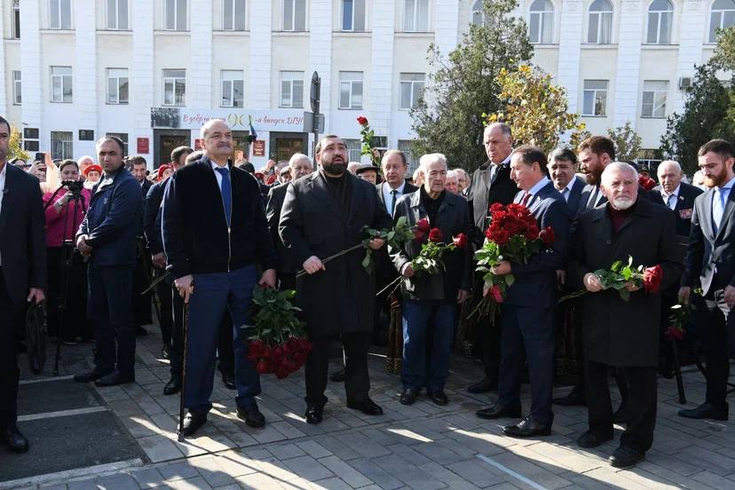 В Махачкале открыли памятник выдающемуся государственному деятелю Джелал-эд-Дину Коркмасову В Махачкале открыли памятник выдающемуся государственному деятелю Джелал-эд-Дину Коркмасову