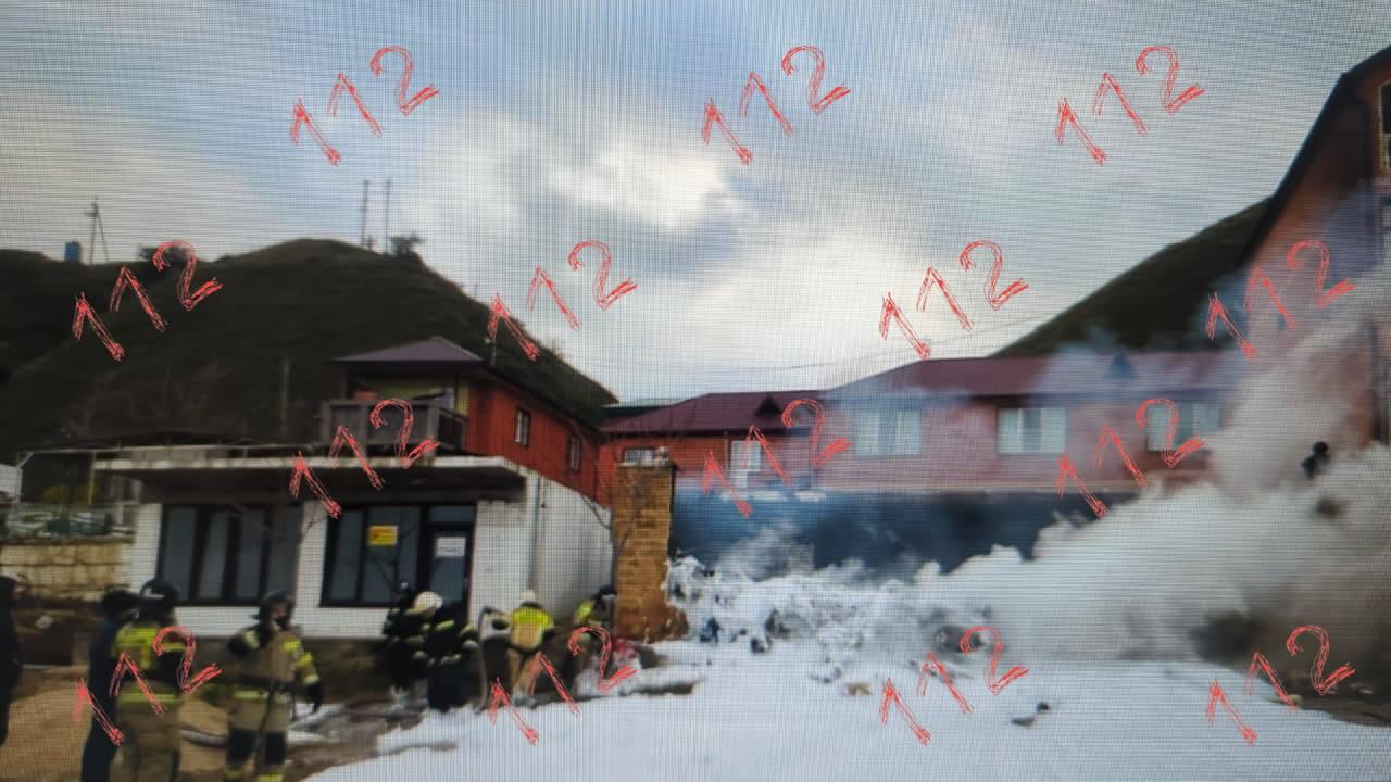 На фотографиях коттедж, на который рухнул вертолет в Дагестане