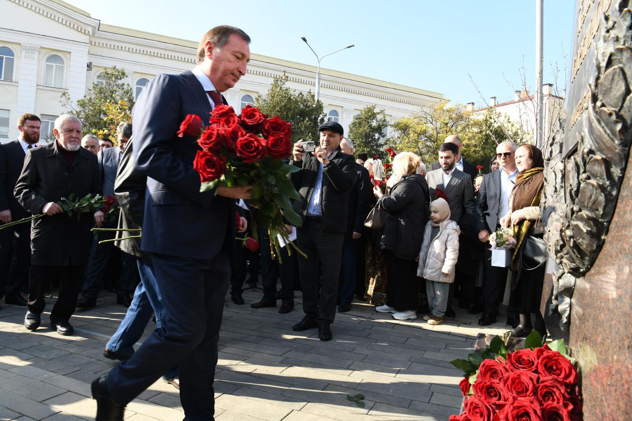 Заур Аскендеров принял участие в открытии памятника Джелал-эд-Дину Коркмасову Заур Аскендеров принял участие в открытии памятника Джелал-эд-Дину Коркмасову