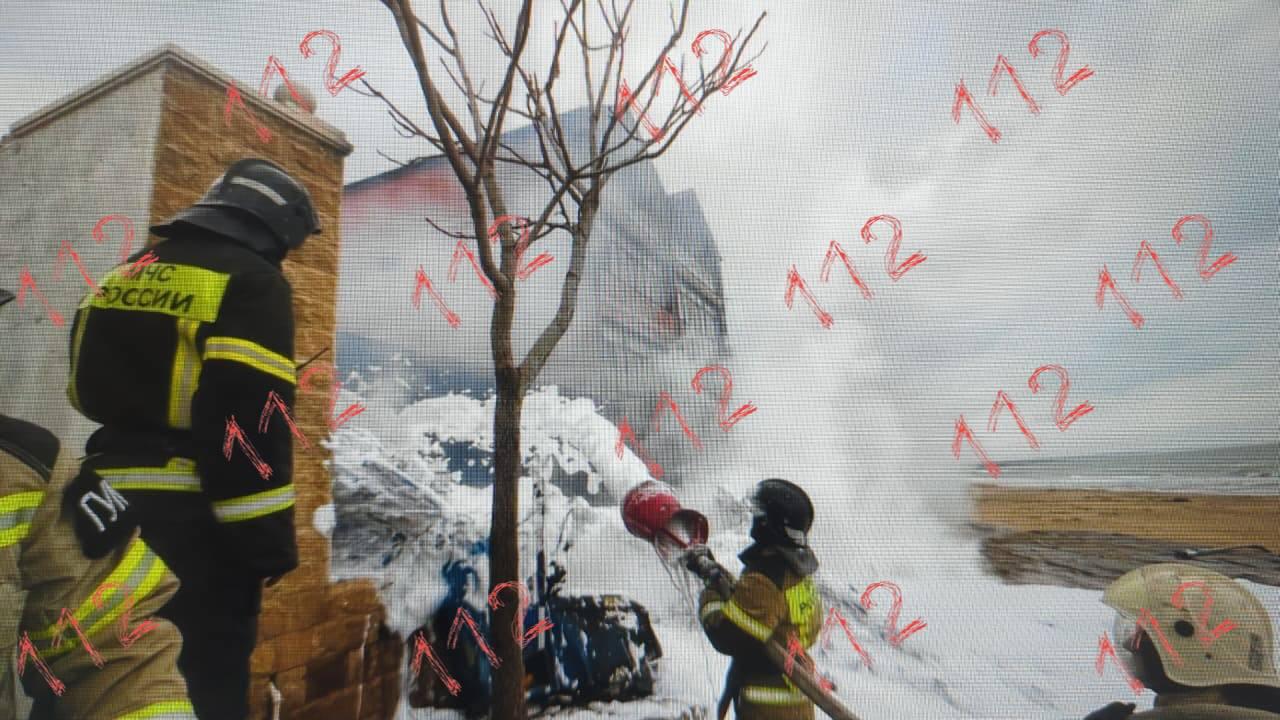 На фотографиях коттедж, на который рухнул вертолет в Дагестане На фотографиях коттедж, на который рухнул вертолет в Дагестане