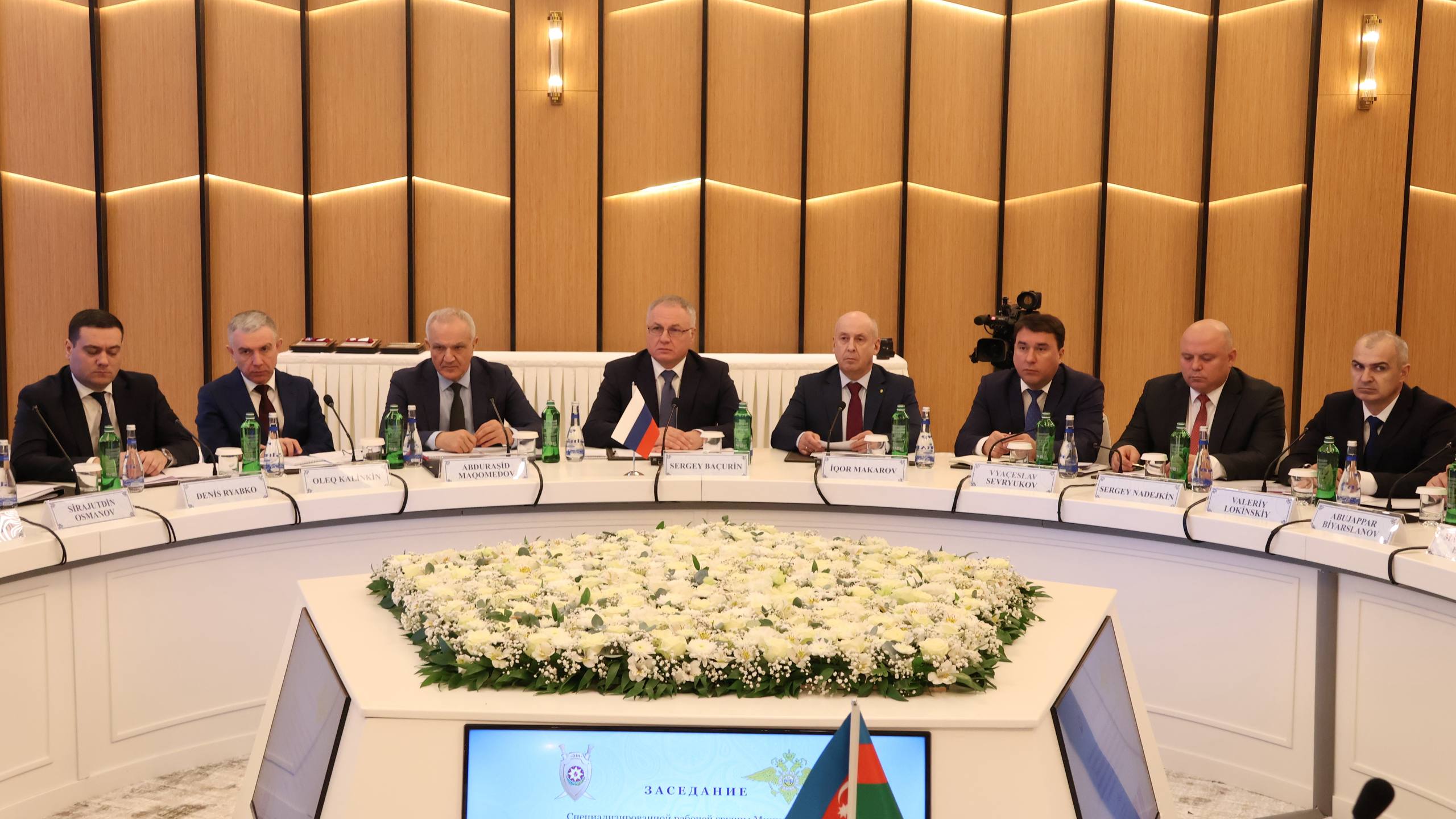 В Баку делегации МВД России и МВД Азербайджанской Республики обсудили вопросы взаимодействия в сфере трансграничной преступности В Баку делегации МВД России и МВД Азербайджанской Республики обсудили вопросы взаимодействия в сфере трансграничной преступности