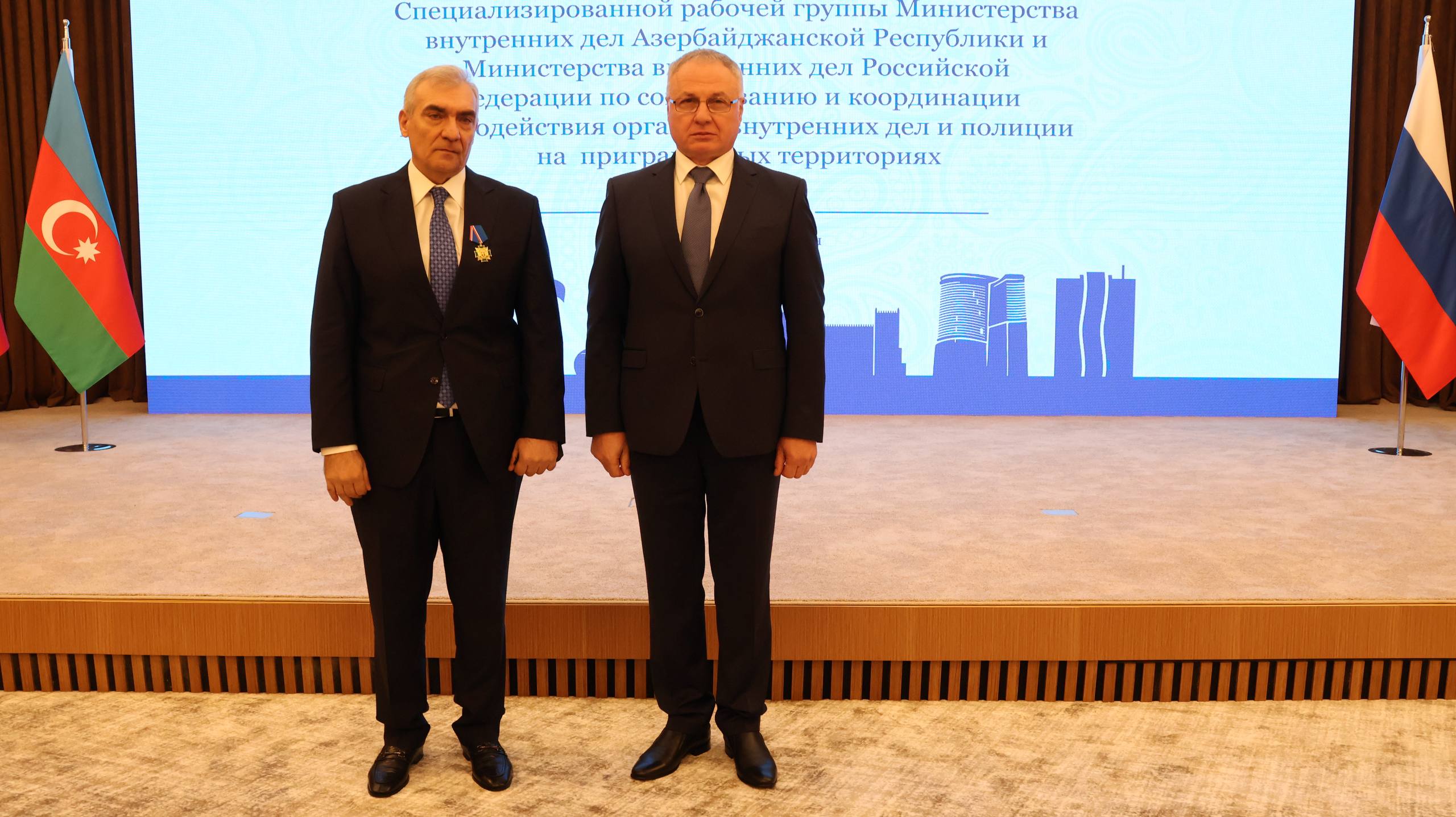 В Баку делегации МВД России и МВД Азербайджанской Республики обсудили вопросы взаимодействия в сфере трансграничной преступности В Баку делегации МВД России и МВД Азербайджанской Республики обсудили вопросы взаимодействия в сфере трансграничной преступности