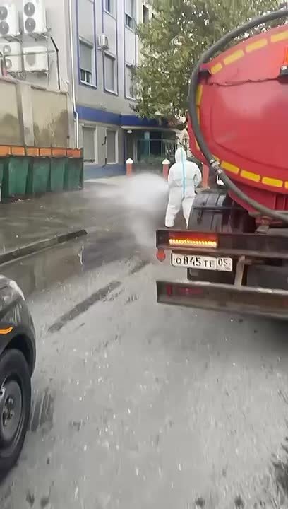 Продолжается плановая дезинфекция контейнерных площадок в Махачкале