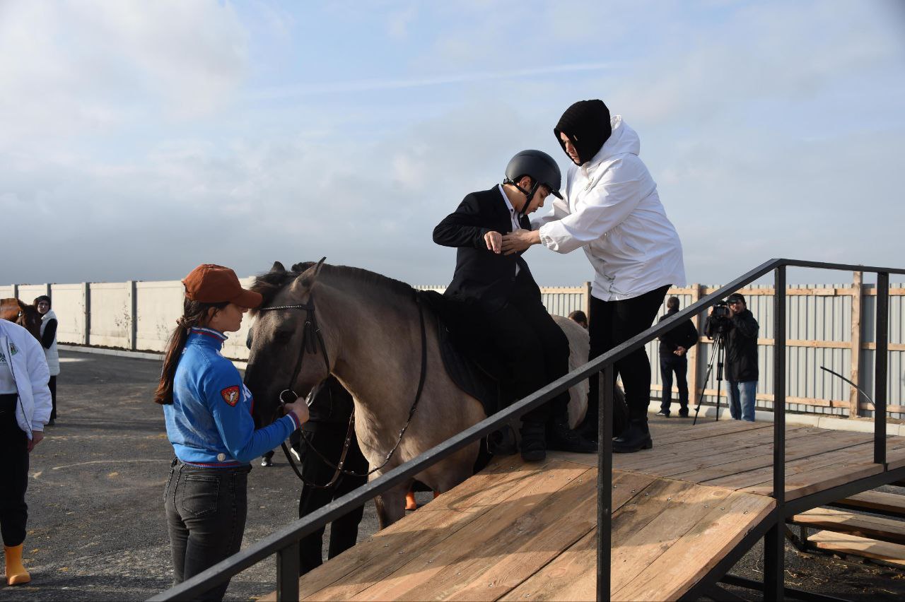 Первый лицензированный конный центр, специализирующийся на иппотерапии, открыт в Дагестане благодаря поддержке Заура Аскендерова