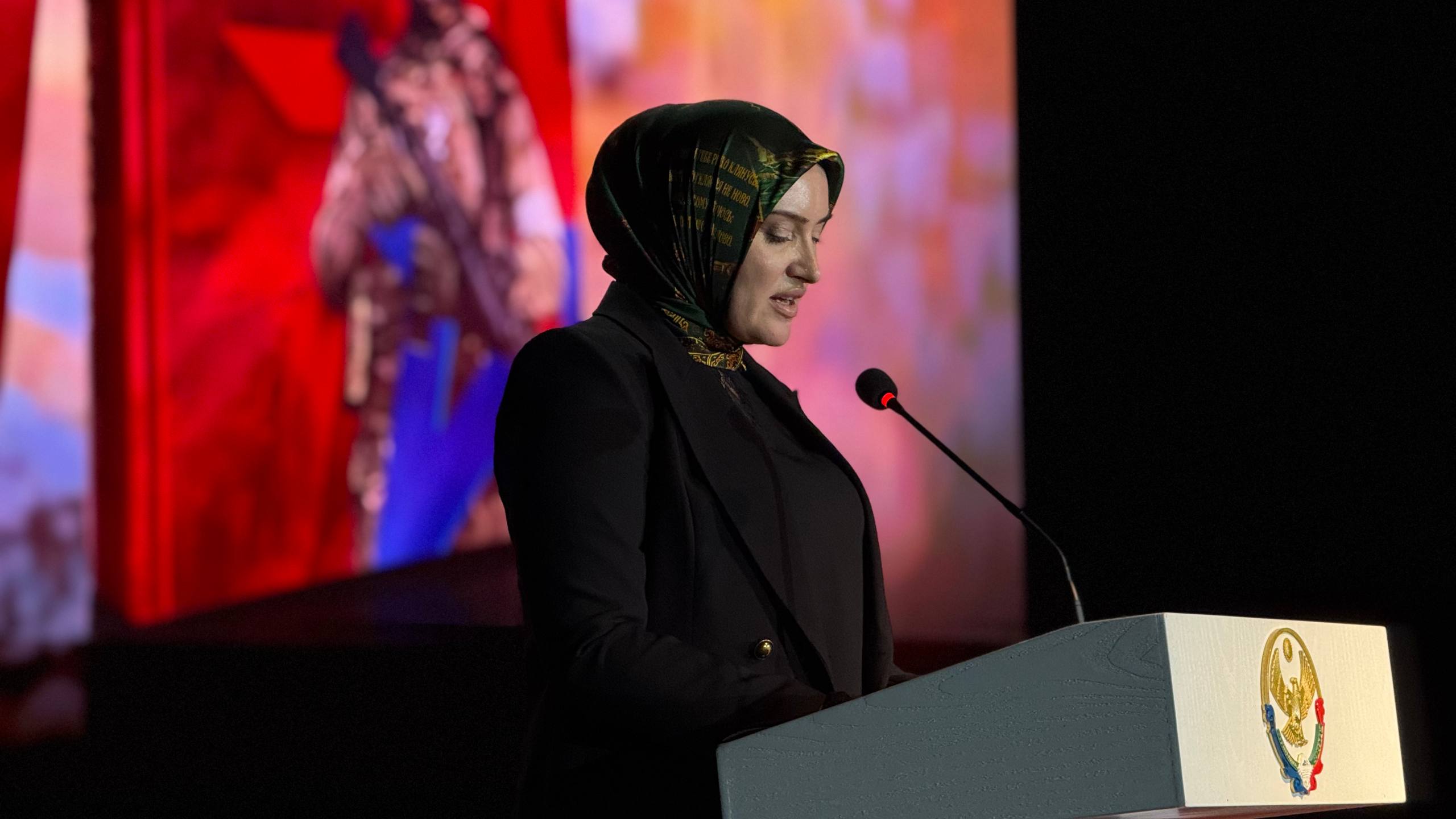 Автор книги «Помним СВОих» Патимат Пайзулаева в ходе презентации рассказала о работе над книгой и поблагодарила всех причастных к ее выпуску