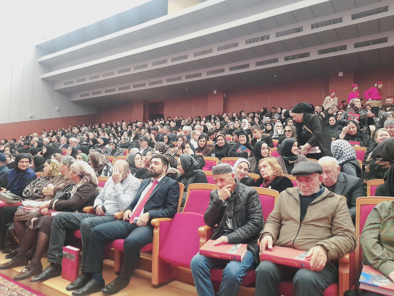 Презентация книги Патимат Пайзулаевой "Помним СВОих" проходит в эти минуты в Доме Дружбы Презентация книги Патимат Пайзулаевой "Помним СВОих" проходит в эти минуты в Доме Дружбы