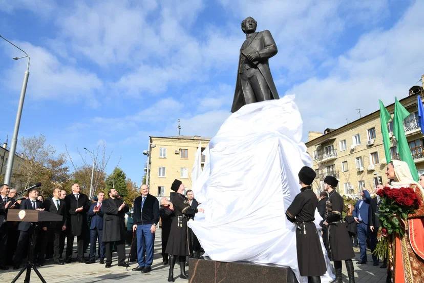 В Махачкале открыли памятник выдающемуся государственному деятелю Джелал-эд-Дину Коркмасову В Махачкале открыли памятник выдающемуся государственному деятелю Джелал-эд-Дину Коркмасову