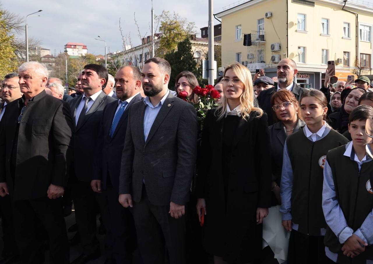 Эмилия Шахабутиновна: На Университетской площади, на улице его имени, открыли памятник Джэлал-эд-Дину Коркмасову — основателю дагестанской государственности, автору первой Конституции ДАССР Эмилия Шахабутиновна: На Университетской площади, на улице его имени, открыли памятник Джэлал-эд-Дину Коркмасову — основателю дагестанской государственности, автору первой Конституции ДАССР