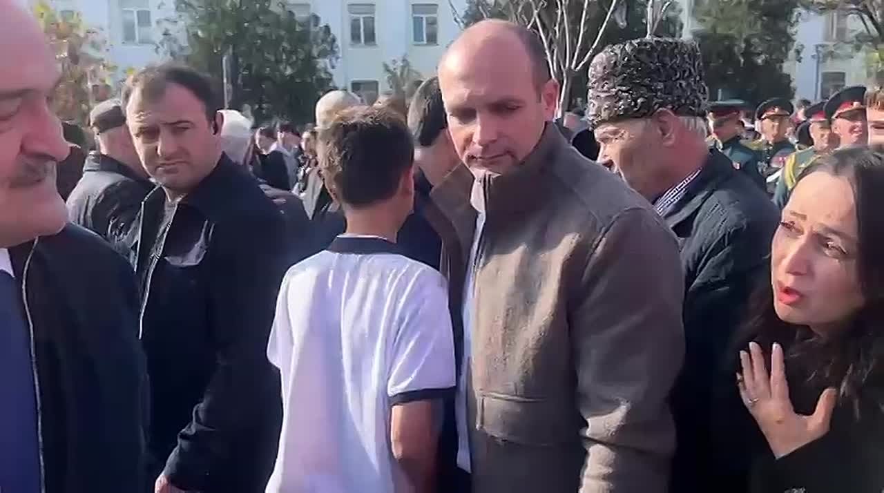 В Махачкале после открытия памятника Д.Коркмасову жители фотографируются с Главой Дагестана