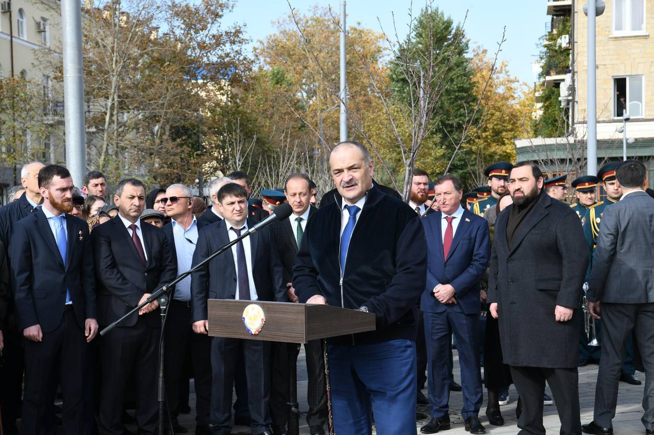 Сегодня в центре столицы, на улице, носящей имя Джелал-эд-Дина Коркмасова, открыт памятник этому выдающемуся сыну дагестанского народа Сегодня в центре столицы, на улице, носящей имя Джелал-эд-Дина Коркмасова, открыт памятник этому выдающемуся сыну дагестанского народа