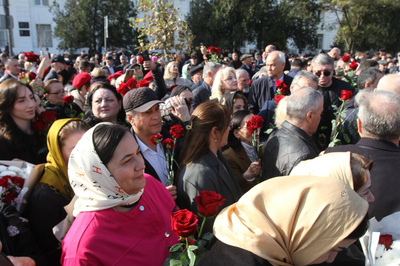 В Махачкале состоялось торжественное открытие памятника выдающемуся государственному и общественному деятелю Джелал-эд-Дину Коркмасову — публицисту, просветителю и автору первой Конституции Дагестанской АССР В Махачкале состоялось торжественное открытие памятника выдающемуся государственному и общественному деятелю Джелал-эд-Дину Коркмасову — публицисту, просветителю и автору первой Конституции Дагестанской АССР
