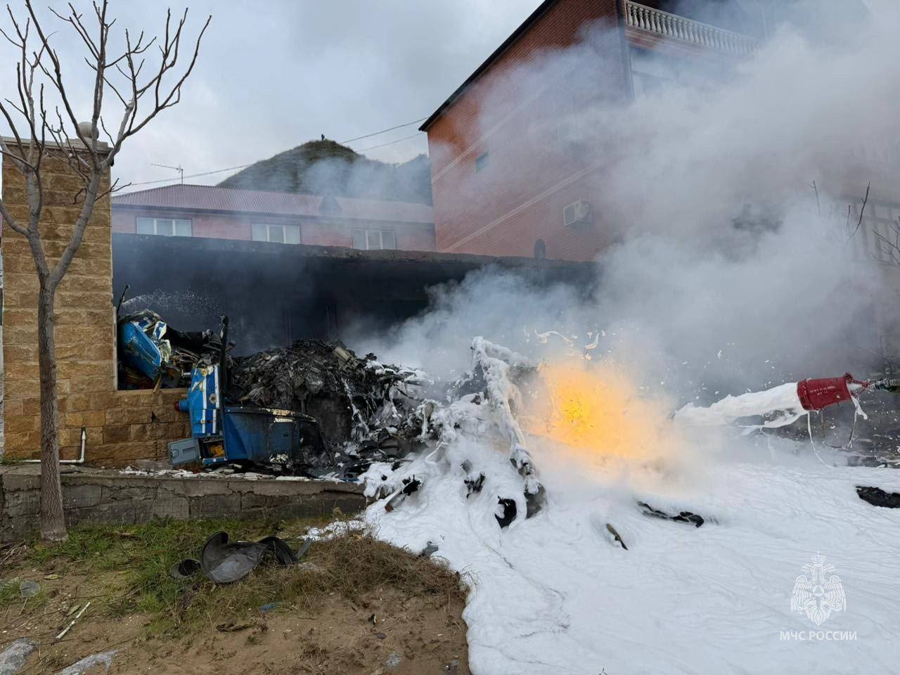 Пожар на месте падения вертолета в Дагестане локализован на площади 80 кв. м. Об этом ТАСС сообщили в пресс-службе МЧС РФ